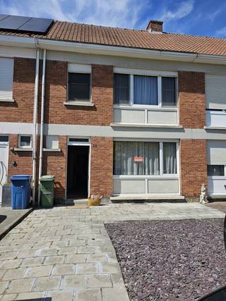 Te koop <br />te renoveren woning <br />indeling: living,keuken,wasplaats, 2 bergingen, Toilet appart , klein terras en grote tuin . <br />bovenverdieping: 3 slaapkamers, badkamer met toilet , zolder, <br />Epc E <br />Asbest en elektrische installatie niet conform ! <br />te bezichtigen in Hoboken: na afspraak <br />op 0476 760 913<br />GEEN IMMO !