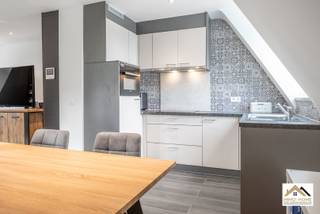 Deze recent gerenoveerde villa combineert een karaktervolle uitstraling met een verzorgde afwerking in luxueuze materialen en biedt verrassend veel ruimte en mogelijkheden. De woning verwelkomt u via een majesteuze inkomhal en beschikt over lichtrijke, aangename leefruimtes, een uitgeruste keuken, een badkamer en een apart toilet.Momenteel is de woning ingericht met 2 slaapkamers, maar dankzij de ruime indeling biedt ze in de praktijk potentieel voor 3 tot 4 slaapkamers. Zo is er op het gelijkvloers ruimte om een extra slaapkamer in te richten, terwijl de verdieping verschillende mogelijkheden biedt, onder meer door de leefruimte van het appartement als bijkomende slaapkamer of studio te benutten. Ook de zolderverdieping vormt een absolute meerwaarde en kan mits verdere inrichting perfect worden omgevormd tot een extra ruime slaapkamer, hobbyruimte of bureau.Het gelijkvloers leent zich bovendien uitstekend voor een zelfstandige activiteit zoals horeca, een praktijk of kantoorruimte, waardoor deze eigendom ideaal is voor wie wonen en werken wil combineren.Buiten zorgen de grote boomrijke tuin, het terras, de aparte garage en de lange oprit met ruime parkeergelegenheid voor extra comfort. Dankzij de gunstige ligging vlak bij de R4 geniet u hier van een uitstekende bereikbaarheid, wat deze woning extra interessant maakt voor zowel gezinnen als zelfstandigen.Inschrijven via mail naar stefan@immo-home.be, geen telefonische inschrijvingen! Volg ons op Fb en Insta. Voor meer info: www.immo-home.be. GRATIS SCHATTING & GRATIS FINANCIEEL ADVIES