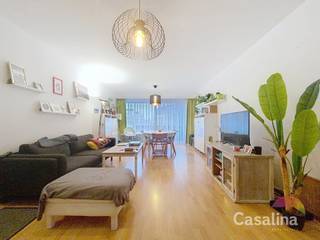 <p><strong>Casalina Real Estate biedt u exclusief te huur </strong>– Aangenaam appartement van 85 m² met zuidgericht terras, gelegen op de 4e verdieping met lift. Dicht bij winkels, scholen, openbaar vervoer (bus 63, 66, 80), het sportcentrum van Evere en de NAVO. Ideale ligging voor wie rustig wil wonen met alles binnen handbereik.<br /><br /><strong>Indeling van het appartement</strong><br />Inkomhal met ingebouwde kasten<br />Woonkamer van 37 m² met toegang tot het zuidgericht terras<br />Half ingerichte keuken<br />2 slaapkamers van 11 m² en 14 m²<br />Badkamer<br />Apart toilet<br /><br /><strong>Aanvullende informatie</strong><br />Laminaatvloeren in woonkamer, slaapkamers en inkomhal<br />Kelder aanwezig<br />Mogelijkheid tot huren staanplaats in het gebouw voor +75€/maand<br /><br /><strong>Informatie over de syndicus / lasten</strong><br />Lasten: € 225/maand, met provisie verwarming en water.<br /><br /><strong>Juridische informatie</strong><br />EPC = B-, 88 kWh/m²/jaar<br />Vrij vanaf 01/02/2026<br /><br /><strong>Voor meer informatie en foto’s, bezoek onze website www.casalina.be.</strong><br /><strong>Om een bezoek te plannen, stuur een e-mail naar info@casalina.be. </strong></p>