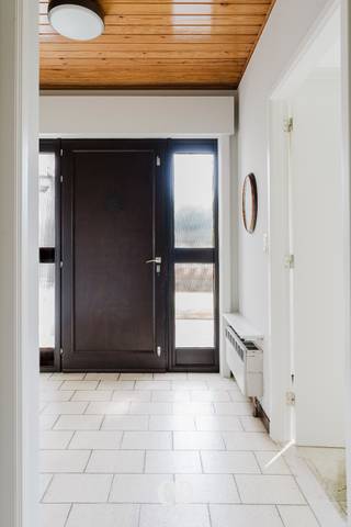 À la recherche d'une maison de location unique avec espace et tranquillité ? Cette maison charmante et particulièrement charmante dans la périphérie verdoyante de Ronse offre tout cela : authenticité, confort et un emplacement excellent. Une opportunité rare sur le marché de la location !<br /><br />Disposition :<br />-Rez-de-chaussée : En entrant, vous serez accueilli dans un hall d'entrée spacieux avec des toilettes pour les invités. À gauche se trouve le salon lumineux offrant une vue magnifique sur les environs. À droite du hall d'entrée, vous avez une salle à manger avec une cuisine attenante. Il y a encore 2 chambres spacieuses et une salle de bains au rez-de-chaussée. Pour la voiture, il y a un grand garage avec un espace de rangement à l'arrière.<br /><br />-1er étage : À l'étage, il y a encore 3 chambres à coucher.<br /><br />À l'extérieur, vous pourrez profiter d'un jardin agréable avec une terrasse, idéal pour se détendre dans un cadre verdoyant.<br /><br />Cette maison se distingue par son emplacement exceptionnel avec de magnifiques vues. Une offre rare pour ceux qui veulent louer avec style et confort dans un environnement calme mais facilement accessible.<br /><br />Souhaitez-vous planifier une visite ? Inscrivez-vous rapidement via le lien suivant. https://coorevits.mijnhuurprofiel.be/property/8c437410-e9ca-4ea0-8776-22d7841f61b5