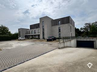 Dit appartement (C2.3) is gelegen op de 2de verdieping in de Residentie Brouwershof te Westrozebeke (Staden) en bestaat uit: inkomhal - toilet - badkamer - leefruimte - keuken - berging - 2 slaapkamers - terras - garagebox (G114)<br /><br />Troeven van dit appartement: <br />- EPC-label A<br />- bewoonbare oppervlakte van 84,21 m²<br />- terras van 8,22 m²<br />- momenteel is het appartement met garagebox verhuurd aan 700 €/mnd<br /><br />Verkoop onder het stelsel van 21% BTW.