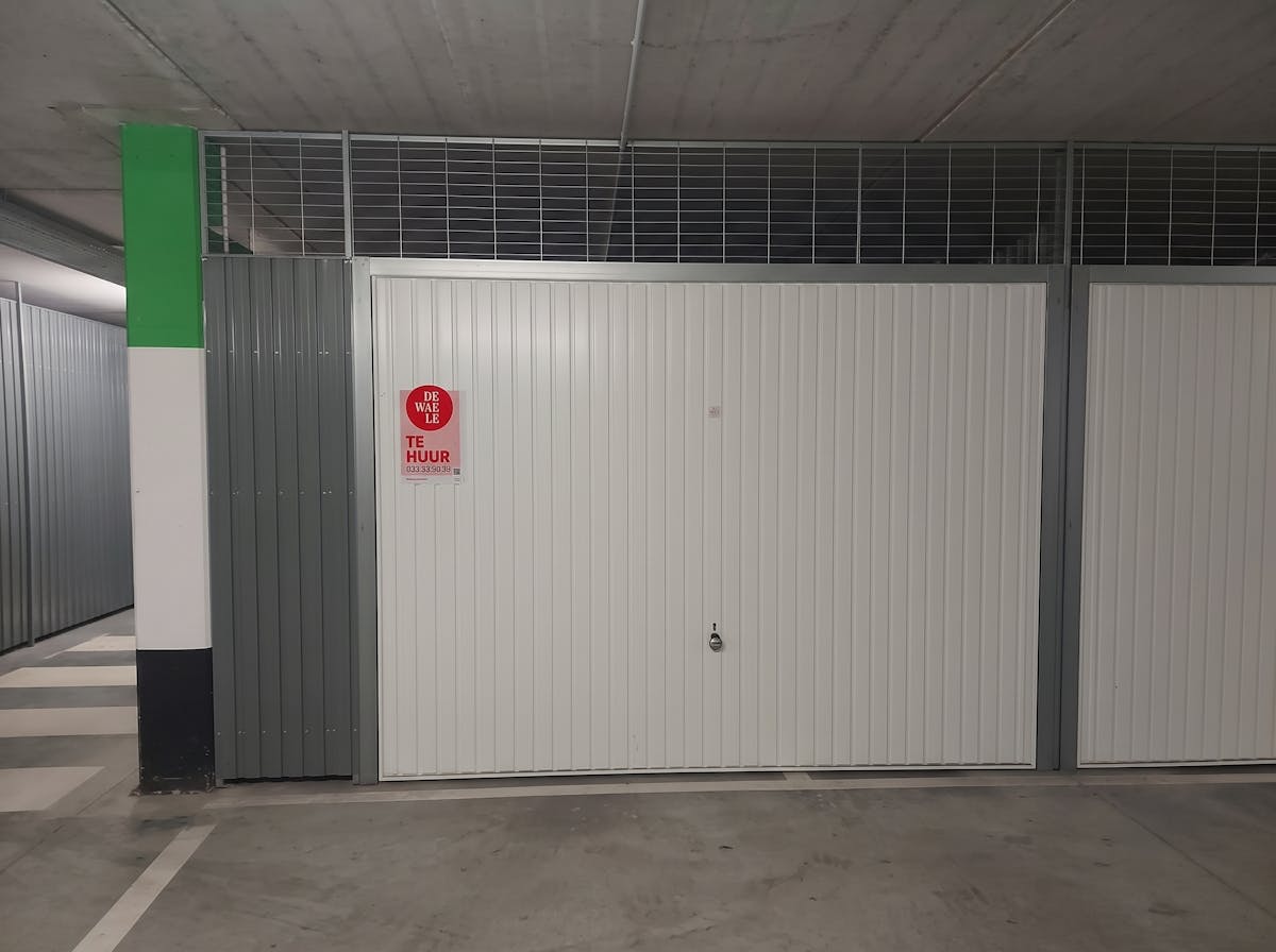 Uitzonderlijk ruime garagebox te huur onder het marktplein! - foto 5