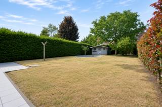 Deze GROTE gezinswoning met grote tuin op 475m² is centraal gelegen, vlakbij het centrum van Assebroek. De bewoonbare oppervlakte bedraagt maar liefst 227m². INDELING: inkom, toilet, ruime en lichtrijke woonkamer met zit-en eetplaats, ingerichte keuken met eetplaats, grote berging (aansluiting wasmachine en droogkast), grote dubbele garage met bergzolder. Op de eerste verdieping bevinden zich vier slaapkamers, berging en badkamer met lavabo, ligbad en toilet.<br />TWEEDE VERDIEPING: GROTE ruimte met mogelijkheid tot creëren van EXTRA SLAAPKAMERS.<br />UITEN: Grote tuin met terras en vooraan de woning zijn er 4 parkeerplaatsen.<br /><br />Contacteer PERSPECTIEF VASTGOED – 7 op 7 bereikbaar – voor meer informatie of een bezoek.<br />Bel 050/550.750 of mail naar info@perspectiefvastgoed.be.