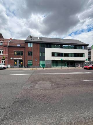 <strong>Te huur: modern en representatief kantoorgebouw op een uitstekende commerciële locatie in Doornik, pal naast het grote bankkantoor van BNP Paribas Fortis.</strong> Het pand maakt deel uit van de prestigieuze ontwikkeling <strong>Jardins de la Pasture</strong>, een dynamische omgeving met in de onmiddellijke nabijheid een groot aantal recente nieuwbouwappartementen, wat bijdraagt aan een levendige en aantrekkelijke locatie. <strong>Dit veelzijdige gebouw bestaat uit een gelijkvloers, twee bovengrondse verdiepingen (+1 en +2) en een ondergrondse verdieping (-1),</strong> waardoor het uitermate geschikt is voor vrije beroepen, dienstverlenende bedrijven of ondernemingen die op zoek zijn naar een professionele en goed bereikbare vestiging. Voor het gebouw is ruime straatparking beschikbaar, wat het comfort voor zowel medewerkers als bezoekers ten goede komt. Dankzij de strategische ligging geniet het pand van een uitstekende zichtbaarheid en een vlotte bereikbaarheid. De maandelijkse huurprijs bedraagt € 2.200. De onroerende voorheffing is ten laste van de huurder.<br /><strong>Beschikbaar: onmiddellijk. </strong>