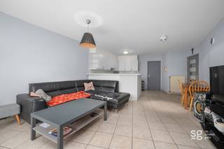 Instapklaar en lichtrijk appartement in het centrum van Deinze. <br />Indeling: inkom - apart toilet - leefruimte met open keuken - berging - 2 slaapkamers - badkamer - terras en afgesloten garagebox.