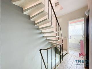 SOUS OPTION Lembeek, dans une jolie rue calme et résidentielle à proximité des grands axes, jolie maison de ville proposant 2 chambres et un...