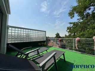 <p><strong>PULHOF - Zeer licht en aangenaam PENTHOUSE op parket met 2 ruime slaapkamers en prachtig dakterras ca. 20m² op toplocatie nabij openbaar vervoer, scholen, ziekenhuizen, parken, winkels, belagrijke in-en uitvalswegen. </strong><br /><br /><strong>INDELING:</strong><br />De lift geeft meteen uit in het appartment waar men terecht komt in de INKOMHAL ca. 1,02m x 4,61m met apart gastentoilet. <br /><br />De riante, lichte LEEFRUIMTE ca. 4,66m x 6,87m gelegen op eiken houten vloer en een apart BUREAU hoek met aparte berging <br /><br />Een open volledig geïnstalleerde KEUKEN ca. 4,02m x 3,62m gelegen op tegel voorzien van opbergkasten en toestellen; een gasvuur met 5 kookpunten, dampkap, spoelbak, combi-oven, ijskast, diepvries en een afwasmachine. <br /><br />De leefruimte geeft toegang tot het prachtige zuid-west gericht TERRAS van ca. 20m² (3,70m x 4,86m) op bankirai.<br /><br />SLAAPKAMER 1 gelegen op parket ca. 3,98m x 3,30m. <br /><br />SLAAPKAMER 2 gelegen op parket ca. 3,70m x 5,08m. <br /><br />Ingerichte BADKAMER ca. 2,53 m x 2,87 die voorzien is van een riant bad met douchemogelijkheid, toilet en lavabomeubel met dubbele spoelbak gelegen op een tegelvloer<br /><br />Een BERGING voorzien van aansluiting wasmachine en droogkast<br /><br />Kelder ca. 6m².<br /><br /><span><strong>BIJZONDERHEDEN:</strong></span><br />* Licht en ruim penthouse op parket met uniek dakterras<br />* Fietsenberging en privatieve kelder aanwezig<br />* Spots voorzien, Individuele verwarming op gas<br />* Uitstekende locatie in de gegeerde Pulhofwijk,nabij scholen, openbaar vervoer, ziekenhuizen, parken en winkels<br />* Klein gebouw met 4 verdiepingen, lift in het gebouw</p>