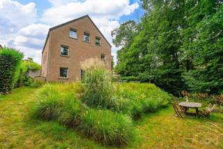 <p><strong>Ideale ligging tussen het meer van Genval en het centrum van Rixensart<br /></strong>Ontdek deze prachtige villa van ±218 m², gebouwd in 2009, ideaal gelegen op wandelafstand van alle voorzieningen (scholen, openbaar vervoer, station, winkels).<br />Gelegen in een groene en rustige omgeving zal deze woning u verleiden met haar ruime volumes en lichtrijke leefruimtes. De villa beschikt over <strong>5 slaapkamers</strong> en <strong>3 badkamers</strong> (1 badkamer en 2 doucheruimtes), en biedt een comfortabele en functionele woonomgeving, perfect geschikt voor een gezin of voor de uitoefening van een <strong>vrij beroep aan huis</strong>.<br />De leefruimtes, gelegen op tuinniveau, genieten van veel natuurlijk licht en geven rechtstreeks uit op een aangenaam terras en een tuin op twee niveaus, ideaal om te genieten van de rust en de omliggende natuur.<br />De woning beschikt eveneens over <strong>twee garages</strong> en <strong>meerdere buitenstaanplaatsen</strong>.<br /><strong>EPC B – uitstekende energieprestatie<br />Faire offre à partir de 695.000€, vente à 745.000€, sous réserve d'acceptation des propriétaires.<br /></strong>👉 <strong>Een unieke opportuniteit in het hart van Rixensart – snel te ontdekken!</strong></p>
<p></p>