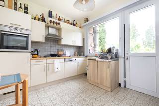 ANDERLECHT, in een rustige straat vlakbij de Prince de Liège en alle voorzieningen, ontdekt u dit appartement van ±105 m² op de 2e verdieping in een klein appartementencomplex met lage gemeenschappelijke kosten.
Het appartement valt op door zijn ruime indeling en functionele indeling. De woonkamer van ±30 m² met ingerichte keuken vormt een aangename, lichte en gezellige leefruimte. Het pand is momenteel ingedeeld in twee grote slaapkamers van ±25 m² en ±14,5 m² met inloopkast, maar biedt de mogelijkheid om eenvoudig weer een indeling met drie slaapkamers te realiseren, afhankelijk van uw behoeften. Een badkamer, een apart toilet, een kelder en een zolder maken het geheel compleet en bieden waardevolle opbergruimte.
Het pand wordt momenteel verhuurd voor 1.148 €/maand, exclusief 105 €/maand aan servicekosten. De koper dient de lopende verhuurverplichting na te komen, wat dit ook tot een mooie investeringskans maakt.
Individuele centrale verwarming.
EPB: D- (191 kWh/m²/jaar).
Alle oppervlakten zijn bij benadering.