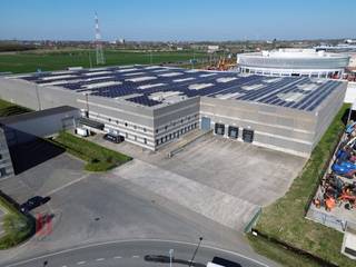 Bâtiment commercial multifonctionnel à louer, composé d'un entrepôt logistique et de bureaux industriels d'une superficie totale de 13 541 m² sur...