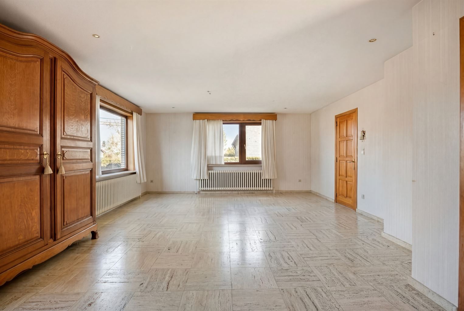 Vrijstaande woning op een uitzonderlijk perceel van 29a95ca met 4 slaapkamers en inpandige garage, gelegen op een rustige toplocatie nabij het centrum van Maaseik. - foto 5