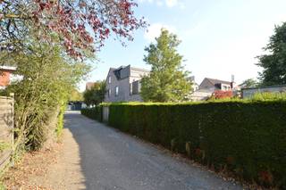 <h2>Ruim appartement met twee slaapkamers en terras in Brasschaat</h2>
<p>Dit aangename en lichtrijke appartement is gelegen op de <strong>eerste verdieping</strong> van een kleinschalig gebouw aan de Lage Kaart in Brasschaat.</p>
<p>Het appartement wordt momenteel verder opgefrist. De <strong>ramen worden vernieuwd</strong> en het geheel wordt<strong> opgeschilderd</strong>, zodat het appartement verzorgd aan de nieuwe huurder kan worden aangeboden.</p>
<p>De woning beschikt over een ruime leefruimte, twee slaapkamers en een bijzonder aangenaam <strong>terras van ca. 25 m²</strong>, dat bereikbaar is via één van de slaapkamers.</p>
<h3>Indeling</h3>
<p>Inkomhal met toegang tot de verschillende ruimtes.</p>
<p>Ruime en lichtrijke leefruimte met voldoende plaats voor een gezellige zit- en eethoek.</p>
<p>Keuken aansluitend aan de leefruimte en voorzien van de nodige toestellen.</p>
<p>Twee volwaardige slaapkamers.</p>
<p>Eén van de slaapkamers geeft rechtstreeks toegang tot het ruime terras.</p>
<p>Terras van ca. <strong>25 m²</strong>, ideaal om in alle rust van de buitenruimte te genieten.</p>
<p>Badkamer met bad/douche, lavabo.</p>
<p>Praktische bergruimte.</p>
<h3>Troeven</h3>
<p>Gelegen op de <strong>eerste verdieping</strong> van een kleinschalig gebouw.</p>
<p>Ruime en lichtrijke leefruimte.</p>
<p><strong>Twee slaapkamers.</strong></p>
<p>Zeer ruim <strong>terras van ca. 25 m²</strong>.</p>
<p>Nieuwe ramen worden momenteel geplaatst.</p>
<p>Het appartement wordt volledig<strong> opgeschilderd</strong>.</p>
<p>Verwarming op aardgas.</p>
<p><strong>Maandelijkse vaste kost: € 35 voor het onderhoud en gebruik van de gemeenschappelijke gang.</strong><span></span></p>
<p><strong>Waterverbruik:</strong> het waterverbruik wordt afzonderlijk als maandelijks voorschot aan de eigenaar betaald. <strong>Eénmaal per jaar wordt het werkelijke verbruik op basis van de tussenmeter afgerekend</strong>, waarna het eventuele verschil wordt terugbetaald of bijbetaald.</p>
<h3>Praktische informatie</h3>
<p>De ingaande plaatsbeschrijving wordt uitgevoerd door een extern expertisebureau en bedraagt <strong>€ 250 inclusief 21% btw</strong>.</p>
<p>Bij het einde van de huur wordt opnieuw een plaatsbeschrijving uitgevoerd door hetzelfde expertisebureau voor een bedrag van <strong>€ 181,50 inclusief 21% btw</strong>.</p>
<p>De huurwaarborg bedraagt <strong>drie maanden huur</strong> en wordt gevestigd op een geblokkeerde rekening bij <strong>Korfine</strong>.</p>
<p>Een aangenaam appartement voor wie op zoek is naar <strong>ruimte, twee slaapkamers en vooral een royale private buitenruimte</strong> op een gunstige locatie in Brasschaat.</p>
<p><strong>Interesse? Contacteer ons via 03 535 12 75 voor meer informatie of een bezoek.<br /><br />Bewoonbare oppervlakte: de vermelde bewoonbare oppervlakte is gebaseerd op de bruikbare vloeroppervlakte zoals opgenomen in het EPC.<br /></strong></p>
