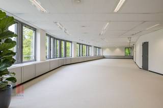 Kantoor van 625 m² te huur. Strategisch gelegen op slechts 2 minuten van de R0 (op- en afrit Jette) en geniet van een vlotte verbinding met de...