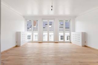 Stijlvol gerenoveerd appartement op de bovenste verdieping van een verzorgd gebouw, gelegen in het hart van het historisch centrum van Antwerpen. Dit instapklare appartement werd volledig gerenoveerd in 2025-2026 en combineert hedendaags comfort met een hoogwaardige afwerking.

Via de inkomhal betreedt u een ruime gang met ingebouwde vestiairekasten, een apart gastentoilet en een praktische bergruimte. De lichtrijke leefruimte valt onmiddellijk op door de prachtige houten vloer en de grote raampartijen van vloer tot plafond, die zorgen voor een overvloed aan natuurlijk licht en een aangenaam ruimtegevoel.

Doorheen het appartement werd gekozen voor maatwerk en functionaliteit. Ingebouwde kasten bieden voldoende opbergruimte en dragen bij aan de strakke afwerking. De open maatwerkkeuken is uitgerust met kwalitatieve toestellen en sluit naadloos aan op de leefruimte.

Het appartement beschikt over twee volwaardige slaapkamers en een stijlvolle badkamer, voorzien van een ligbad, dubbele lavabo en een tweede toilet.

Mogelijkheid tot aankoop van twee autostaanplaatsen aan 35.000 EUR per stuk.

Een kwalitatief afgewerkt appartement op een absolute toplocatie, ideaal voor wie op zoek is naar comfortabel en stijlvol wonen in het historische centrum van Antwerpen.

Mogelijkheid tot aankoop van twee autostaanplaatsen aan 35.000 EUR per stuk.