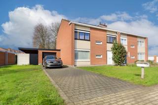 Deze leuke halfopen bebouwing is gelegen in een rustige woonwijk nabij het centrum van Vrasene, op slechts enkele kilometers van de E34. Winkels en scholen bevinden zich bovendien op fietsafstand.<br /><br />Het gelijkvloers omvat een inkomhal, een eetkamer met aansluitend een ruime leefruimte, een keuken, een apart toilet en twee bergingen. Daarnaast is er de mogelijkheid om uit te breiden met een aanbouw waarvoor reeds een vergunning werd afgeleverd.<br /><br />Op de eerste verdieping bevinden zich vier ruime slaapkamers en een badkamer met inloopdouche, toilet en wastafel. De zolder met uittrekbare trap doet momenteel dienst als opbergruimte.<br /><br />Buiten kan je heerlijk vertoeven in de zonnige, omheinde tuin met zijpoortje.<br /><br />Als extra troef zijn er nog een garage met wasberging, een ruime oprit en beschikt de woning over 10 zonnepanelen.<br /><br />Ook benieuwd naar deze leuke gezinswoning? Wij leiden je graag rond!