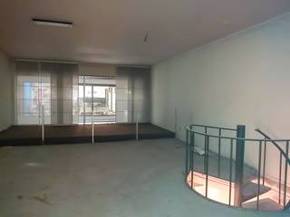 <p><span>Deze twee handelspanden liggen in het "Maasland Shopping center" te Maasmechelen-centrum en zijn daarmee de ideale locatie voor bijvoorbeeld een winkel, gescheiden kantoorruimtes, boetiek , enz.....<br /><br />Het linkse handelspand, voormalige slagerij, beslaat gelijkvloers +-52m² met een grote vitrine.</span></p><p><span>Op de eerste verdieping is er nog eens een bruikbare werkruimte van +-52m² met apart toilet.</span></p><p><span>Deze winkelruimte staat momenteel leeg, klaar voor eigen gebruik of nieuwe verhuur. </span></p><p><span> </span></p><p><span>Het rechtse handelspand, momenteel ingericht als vape-winkel, heeft dezelfde grootte.</span></p><p><span>Momenteel verhuurd sinds 2017 voor 600/maand!</span></p><p><span> </span></p><p><span>Omdat de panden naast elkaar liggen, is er de mogelijkheid om de twee ruimtes samen te voegen tot één grotere commerciële ruimte. Dit biedt extra flexibiliteit voor grotere winkels of een andere invulling die meer oppervlakte vereist. </span><span><br /><br />Deze panden zijn makkelijk bereikbaar en er is veel parkeergelegenheid in de buurt. <br /><br /></span></p><p><span>Een unieke kans voor ondernemers of investeerders! Neem contact op voor meer informatie of een bezichtiging:</span><span> 0484.35.70.31 of diana@jemar.be.<br /></span><span><br /><br /></span></p><p><span> </span></p>