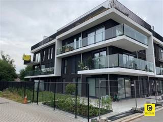 Strak en modern 2-slaapkamer appartement met ruim terras & een ruime garagebox Dit lichtrijk appartement gelegen op een zeer gunstige locatie nabij...