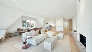 Cet appartement d'angle spacieux et lumineux bénéficie d'un emplacement privilégié au cœur du Zoute, avec une vue dégagée sur le minigolf Approach. Situé dans une élégante résidence de villas, il a été récemment entièrement rénové avec des matériaux de haute qualité et des finitions raffinées, réalisées par Quality Properties.<br /><br />L'agencement est bien pensé et confortable : un hall d'entrée avec vestiaire et toilettes pour invités, un salon spacieux avec cheminée à gaz et de grandes baies vitrées donnant sur une terrasse ensoleillée. Vous trouverez ensuite une salle à manger confortable et une cuisine ouverte entièrement équipée avec tout le confort moderne.<br /><br />La chambre principale dispose de placards sur mesure et d'une salle de bains attenante avec baignoire, douche à l'italienne, double lavabo et toilettes. Il y a également trois chambres supplémentaires, chacune avec des placards intégrés et une salle de douche privée.<br /><br />Un débarras séparé avec raccordement pour lave-linge et sèche-linge, une cave privée et un local à vélos commun offrent un confort supplémentaire. Possibilité d'acheter une double place de parking dans le bâtiment.<br /><br />Une propriété exclusive dans un emplacement exceptionnel.