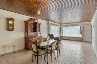 Te renoveren, gelijkvloerse woning met o.a. 3 slpks, badkamer en inpandige garage. Dit allemaal in een rustig, doodlopende straat op een steenworp...