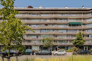 At Luitenant Lippenslaan 52 we find this move-in ready apartment for sale. The apartment is located near the center close to stores, schools,...