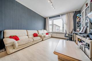 🏢 TE KOOP – Appartement met 2 slaapkamers op de bovenste verdieping + kelder – Jette (97 m²)<br />📍 Boulevard de Smet de Naeyer 290 – Gegeerde ligging<br /><br />We Invest stelt u dit mooie appartement met 2 slaapkamers voor, gelegen op de laatste verdieping van een verzorgde en goed beheerde mede-eigendom, in het hart van een geliefde buurt in Jette.<br /><br />De Boulevard de Smet de Naeyer biedt een ideale leefomgeving, met een perfecte mix van groen, stedelijke dynamiek en bereikbaarheid. In de onmiddellijke omgeving vindt u openbaar vervoer (metro, tram, bus), winkels, scholen, parken en belangrijke verkeersassen. <br /><br />🛋️ Indeling van het appartement:<br />🔹 Een lichte woonkamer<br />🔹 Een eetruimte<br />🔹 Een afgesloten keuken<br />🔹 Een berging<br />🔹 Een afzonderlijk toilet<br />🔹 Een badkamer<br />🔹 Twee slaapkamers, waarvan één ruime van 16 m²<br /><br />Het appartement is in algemeen goede staat en goed onderhouden, maar een kleine verfrissing kan het geheel weer helemaal up-to-date brengen.<br /><br />🔋 EPC: G<br />⚡ Elektriciteit conform<br />🧱 Privatieve kelder inbegrepen<br />🚗 Mogelijkheid om de huur van een afgesloten garagebox over te nemen<br />💰 Gemeenschappelijke kosten: €150/maand (onderhoud gemeenschappelijke delen, syndicus, enz.)<br /><br />📌 De koper kan ook genieten van een aanvullend abattement op de registratierechten (onder voorwaarden – contacteer ons voor meer informatie).<br /><br />📞 Voor meer info of om een bezoek te regelen, contacteer ons gerust op 02 315 77 22 of via e-mail op maxime.l@weinvest.be