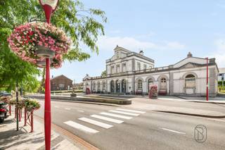 <p>Verhuurd nieuwbouwappartement met 2 slaapkamers!<br /><br />Op de derde verdieping van een recente residentie bevindt zich dit lichtrijke appartement met terras. Dankzij de huidige verhuur geniet u meteen van een vaste huuropbrengst, waardoor dit pand een interessante opportuniteit vormt voor investeerders.<br /><br />INDELING: ruime inkomhal, apart toilet, aangename leefruimte met open en volledig ingerichte keuken voorzien van kookplaat, dampkap, oven, koelkast met vriesvak, vaatwasser, spoelbak en kastruimte, berging/wasplaats, badkamer met ligbad en lavabo met meubel, 2 slaapkamers waarvan één ruime master bedroom en een terras.<br /><br />Daarnaast beschikt de residentie over een lift, een gemeenschappelijke fietsenberging en een gemeenschappelijk vuilnislokaal.<br /><br />Het appartement heeft een bewoonbare oppervlakte van 80 m² en behaalt een gunstige EPC-score van 105 kWh/m²/jaar (label B). Centrale verwarming op aardgas en superisolerende beglazing zorgen voor extra wooncomfort.<br /><br />Momenteel verhuurd aan € 697,25/maand, exclusief € 60 gemeenschappelijke kosten.<br /><br />Voor wie is dit pand ideaal?<br />♦ Voor investeerders die op zoek zijn naar een appartement met onmiddellijk rendement.<br />♦ Voor starters die op termijn een energiezuinig en instapklaar appartement wensen.<br />♦ Voor wie wil investeren in een recente residentie met lift en moderne voorzieningen.<br /><br />Bezoek na afspraak met Immo Beguin, jouw vastgoedexpert sinds 2009.<br />✉️ info@immobeguin.be</p>
