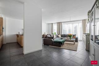 Dit uitermate energiezuinig appartement dateert van 2020 en bevindt zich achteraan links in het gebouw op de eerste verdieping (lift aanwezig). Via de ruime inkomhal betreden we de lichtrijke woonkamer met open geïnstalleerde keuken. Aan de woonkamer grenst een zongericht terras. Verder zijn er nog 2 ruime slaapkamers, een apart (gasten)toilet, de ingerichte badkamer en een berging. Achterliggende autostaanplaats verplicht bij aan te kopen voor 13.000,- EUR. Zowel interessant als investering (10.250,- EUR huuropbrengst op jaarbasis) als voor eigen bewoning. Extra troeven: zeer energiezuinig, topligging in een rustige straat in het centrum, gemeenschappelijke fietsberging, ...