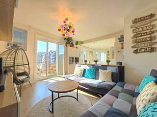 LICHTRIJK HOEKAPPARTEMENT (NOORD-WEST) MET TERRAS EN TWEE SLAAPKAMERS CENTRAAL GELEGEN OP 50 METER VAN HET STRAND TE DE PANNE - INCLUSIEF...