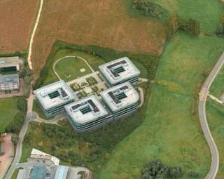 Ce complexe de bureaux, situé au milieu de la verdure, avec une belle vue et beaucoup de lumière naturelle, se compose de quatre bâtiments distincts, reliés par le parking souterrain. Look moderne, chaque plate-forme se compose d'un noyau central d'ascenseurs et une sanitaire, entouré par les bureaux. <br /><br />Le bâtiment offre également diverses installations telles qu'un restaurant et des services de restauration, un parking pour voitures et vélos, une piste de course, une salle de sport et des cours de spinning, une aire de déjeuner en plein air, des salles de réunion à louer, des douches et des vestiaires, un carwash, une blanchisserie, des bornes de recharge pour voitures, etc. <br /><br />• Des places de parking sont disponibles (1200 €/place/an)<br />• Taxes et charges sur demande<br />• L'espace d'archivage est disponible (60 €/m²/an)<br />• Surface: 1.293 m²