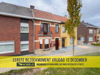 <span><span><strong>1ste bezoekdag vrijdag 12 december! Inschrijven kan via www.nobels.be onder referentienummer 4179073.</strong></span></span><br /><br />GEZELLIGE GESLOTEN BEBOUWING met KOER en BERGRUIMTE, gelegen te Oudenaarde. Dankzij haar BETAALBAAR KARAKTER vormt deze woning de IDEALE STARTERSWONING, maar ook een INTERESSANTE INVESTERING (momenteel verhuurd). De woning geniet van een CENTRALE LIGGING nabij het CENTRUM van Oudenaarde, met winkels, scholen en openbaar vervoer op KORTE AFSTAND.<br />Via de inkomhal heeft u toegang tot de gezellige woonkamer, aansluitend de ingerichte keuken en badkamer. De 1ste verdieping omvat 2 slaapkamers, en via een vaste trap bereikt u de zolderverdieping, die nog kan worden afgewerkt en zo extra mogelijkheden biedt.<br />Buitenshuis beschikt de woning over een stadskoer met extra bergruimte, ideaal voor fietsen of opslag.<br /><br />Adres: Nederenamestraat 304, 9700 Oudenaarde<br /><br />EPC: 255 kWh/m², G-score en P-score D, Geen renovatieverplichting van toepassing