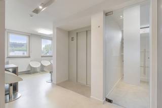 Ruime praktijk op een goede zichtlocatie!Ligging:Gelegen in Herselt op een ideale locatie met veel passage. Op de verbindingsweg tussen...