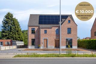 Vraagprijs: € 435.000 excl. 21% BTW <br />Instapklare nieuwbouwwoning, volledig afgewerkt met uitzondering van keuken en badkamers<br /><br />De woning wordt volledig afgewerkt aangeboden. De keuken en de twee badkamers zijn niet inbegrepen in de vermelde vraagprijs. Hierdoor heeft de koper de vrijheid om deze volledig naar eigen smaak en budget te kiezen en te laten plaatsen.<br /><br />Belangrijk: de keuken en badkamers die zichtbaar zijn op de foto's zijn louter ter illustratie en niet inbegrepen in de vraagprijs.<br /><br />=> Ligging <br />De Grote Baan in Ellikom (deelgemeente van Oudsbergen) bevindt zich langs de N73, een belangrijke verbindingsweg tussen Bree, Peer en Bocholt. Deze centrale ligging biedt vlotte bereikbaarheid naar omliggende steden en voorzieningen.<br /><br />=> Indeling<br />- Inkomhal <br />- Apart gastentoilet<br />- Leefruimte met open keuken<br />- Bergruimte<br /><br />=> Verdieping<br />- Nachthal<br />- Apart toilet<br />- Drie slaapkamers<br />- Twee badkamers<br /><br />=> Zolder<br />- Zolderruimte<br />- Technische ruimte<br /><br />=> Comfort<br />- Warmtepomp (lucht-water) via vloerverwarming<br />- Aluminium (steel-look) ramen met driedubbele beglazing<br />- Zonnepanelen (4600 WP - 10 panelen)<br />- Ventilatiesysteem D<br />- Domotica aanwezig<br />- Regenwaterput van 10.000 liter met recuperatie toiletten en buitenkraan<br /><br />=> Meerwerken:<br />- Keuken<br />- Sanitaire toestellen, badkamermeubels en verdere afwerking van de twee badkamers<br />- Carport<br />- Afwerking zolder met gyproc<br />- Alarmsysteem<br />- Tuinaanleg<br />- Bestrating
