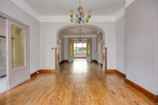 Ruime te renoveren woning met o.a. een bewoonbare oppervlakte van 180 m², 3 slaapkamers (4 mogelijk op zolder), hoge plafonds, voldoende parking...