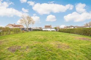 <p><span>Deze deels gerenoveerde en goed onderhouden woning bevindt zich in een rustige straat in Hulshout en beschikt over 4 slaapkamers, ideaal voor een groeiend gezin of voor het inrichten van een thuiskantoor.</span></p><p><span>De open leefruimte combineert de woon- en eetkamer, wat een perfect gevoel van ruimtelijkheid creëert. Hier is trouwens een pelletkachel voorzien voor extra warmte, of gezelligheid. De keuken is praktisch ingericht en voorzien van heel wat kasten. Aan berging sowieso geen gebrek hier. Het pand is immers volledig onderkelderd. Zo heb je er wasplaats, provisie- , hobby- en stapelruimte!</span></p><p><span>De woning beschikt verder over een uitgeruste badkamer met dubbele wastafel en ligbad. De badkamer is absoluut bruikbaar, maar laat ook ruimte tot verbetering.</span></p><p><span>Met een perceel van 1.023 m² geniet u van een aanzienlijke tuin met veel potentieel. Het ruime grasveld is omzoomd en biedt voldoende ruimte voor recreatie, spel en/of moestuin. </span></p><p><span>Deze woning in Hulshout is een uitstekende keuze voor wie op zoek is naar ruimte en mogelijkheden in een rustige omgeving. Contacteer ons via 0479/01.01.01 en kom het zelf ontdekken!</span></p>