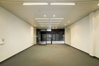 Bent u op zoek naar een uitstekende kantoorruimte of handelsruimte in het bruisende Sint-Niklaas? Zoek niet verder! Deze veelzijdige ruimte kan perfect worden ingericht als kantoor, winkelpand, kapperszaak of andere commerciële invulling. Ontdek de perfecte werkplek die uw bedrijf naar nieuwe hoogten zal stuwen. Gelegen aan het Hendrik Heymanplein, in het hart van de stad, biedt deze kantoor/handelsruimte een ideale combinatie van modern design en een levendige omgeving. De ruimte beschikt over twee toegangen: één langs het Hendrik Heymanplein en een tweede via de Kokkelbeekstraat – een uiterst toegankelijke en strategische ligging.<br /><br />Met ruime en goed verlichte werkruimtes, voorzien van de nieuwste technologieën, bieden wij de ideale omgeving voor productiviteit en creativiteit. Onze faciliteiten zijn ontworpen om aan al uw zakelijke behoeften te voldoen, van vergaderruimte tot kantoor- of handelsruimte. U geniet van een vlotte toegang tot lokale voorzieningen, met uitstekende eetgelegenheden en ontspanningsmogelijkheden op loopafstand.<br /><br />Wij begrijpen dat de locatie van essentieel belang is voor het succes van uw bedrijf. Onze kantoorruimte in Sint-Niklaas biedt niet alleen een strategische ligging, maar ook uitstekende connectiviteit met het openbaar vervoer en het centrum van de stad. Verhoog de zichtbaarheid van uw bedrijf en creëer een sterke professionele aanwezigheid in deze bloeiende zakelijke omgeving.<br /><br />Neem vandaag nog contact met ons op en ontdek hoe dit pand in Sint-Niklaas uw zakelijke doelen kan verwezenlijken. Wacht niet langer en geef uw bedrijf de ruimte die het verdient om te groeien en te gedijen.