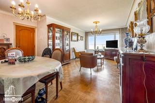 Appartement met topligging en potentieel in Sint-Niklaas. Dit appartement geniet van een uitstekende ligging in Sint-Niklaas, vlakbij belangrijke invalswegen zoals de E17 en op fietsafstand van het centrum. Met twee slaapkamers, een aangenaam terras en een gunstig EPC-label B biedt dit eigendom heel wat mogelijkheden. Ideaal voor wie op zoek is naar een eigen woonst en het appartement naar eigen smaak wenst op te frissen, maar eveneens interessant als investering na renovatiewerken met het oog op een mooi verhuurrendement. Een mooie opportuniteit op een sterke locatie!