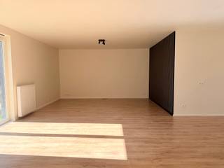 Ground-floor office space for rent in Laeken, with a surface area of approximately 104 sqm.Located in a recent building (2022), this modern and...