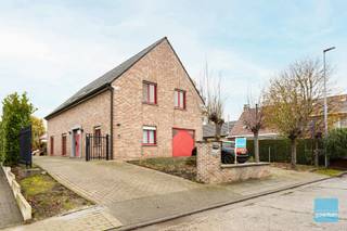Te koop te Aalst! In een rustige straat te Hofstade (Aalst) vindt u deze instapklare gezinswoning op een perceel van maar liefst 877 m², met zicht...