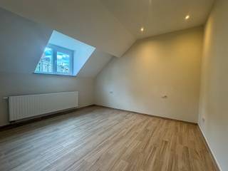 À côté du parc Duden et à deux pas de la place de l'Altitude Cent avec tous ses transports et commerces, aux 2e et 3e étages d'un immeuble situé Avenue Oscar Van Goidtsenhoven 83, duplex entièrement rénové comprenant séjour lumineux, cuisine neuve équipée, deux chambres et salle de douche moderne en terrazzo. Chaudière individuelle au gaz et cave privative complètent le bien.<br />Finitions contemporaines soignées, quartier commerçant et bien desservi.<br />Disponible immédiatement.<br />Coup de cœur assuré !