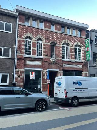 Te huur: deze gelijkvloerse commerciële ruimte/kantoorruimte is gelegen in hartje Aalst op slechts 1 minuut van de Grote Markt. Naast een commcerciële ruimte/kantoorruimte bevat het pand nog een opbergruimte. Dankzij de uitermate goede ligging van het pand, is deze ruimte ideaal voor wie op zoek is naar een kantoor of uitbating van een zelfstandige activiteit (advocaten, geneesheren, tandartsen, boekhouders...). Dit pand ligt op loopafstand van parking Houtmarkt en bevindt zich in een straat met parkeergelegenheid. Desgewenst kunnen er parkeerplaatsen worden gehuurd in een overdekte gesloten garage rechtover het handelspand. Huurprijs 850 EUR/maand + 30 EUR/maand gemeenschappelijke kosten.