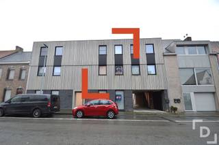 In de Ieperstraat vinden we deze prachtige duplex dichtbij het station van Poperinge en aan de expresweg richting Ieper terug. Dit centraal...