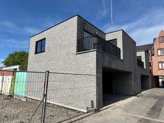 Prachtig lichtrijk nieuwbouw appartement met 1 slaapkamer en ruim terras, hartje Torhout.<br />In een rustige straat vlakbij het centrum gelegen vinden we dit energiezuinige appartement met volgende indeling:<br />- inkomhal, apart toilet, lichtrijke leefruimte met open keuken en onmiddellijke doorgang naar het zonnige terras, aansluitend vinden we een praktische berging/wasplaats, 1 slaapkamer met ensuite de badkamer met inloopdouche en lavabomeubel.<br />Het gebouw heeft een gemeenschappelijke fietsenberging.<br />Het appartement is perfect instapklaar, geschilderd en voorzien van lichtarmaturen. Hier geniet je van een hoge mate van rust en privacy in een kleine Residentie (2 appartementen slechts).<br />Het appartement is energiezuinig, er zijn zonnepanelen en regenwater voorzien. <br />Maandelijkse gemeenschappelijke kosten worden tussentijds afgerekend op basis van de werkelijk kosten.<br /><br />Op zoek naar een instapklaar energiezuinig appartement? Aarzel niet en vraag nu uw bezoek aan. Wij leiden u graag rond!