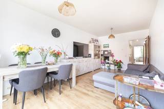 Op de grens tussen Sint-Joost-ten-Node en Schaarbeek, vlak bij het Armand Steurs-plein, kunt u dit appartement met 1 slaapkamer van 67 m² ontdekken, gelegen op de 4e verdieping van een klein mede-eigendom met slechts 5 woningen, met zeer lage gemeenschappelijke lasten.<br /><br />Het appartement bestaat uit een inkomhal van ±5 m² met apart toilet en wastafel, een badkamer en een stookruimte/berging. Aan de straatkant wordt de woonkamer van ±20 m² verlengd door een keuken van ±7 m², waarvan de scheidingswand kan worden geopend om een mooie, gezelligere leefruimte te creëren. De keuken beschikt tevens over een bijkeuken/wasruimte van ±2 m², wat bijzonder praktisch is in het dagelijks leven.<br /><br />Aan de achterzijde biedt de slaapkamer van ±18 m² een bijzonder royale oppervlakte en profiteert van een rustigere omgeving.<br />Aluminium kozijnen met dubbele beglazing, individuele Vaillant-gascondensatieketel en EPC-klasse F. Elektriciteit niet conform. Gemeenschappelijke kelder.<br /><br />Momenteel verhuurd voor 812,63 €/maand na indexering in 2026; dit pand vormt een mooie kans voor een eerste aankoop of een investering in huurwoningen.<br /><br />Kosten: ±35 €/maand (verzekering, lift en elektriciteit voor de gemeenschappelijke ruimtes)<br />
<p><b><u>Indeling</u>:</b></p>
<ul>
<li>67 m² – 4e verdieping</li>
<li>1 slaapkamer van ±18 m²</li>
<li>Woonkamer ±20 m²</li>
<li>Keuken ±7 m²</li>
<li>Bijkeuken/wasruimte ±2 m²</li>
<li>Hal ±5 m²</li>
<li>Badkamer</li>
<li>Aparte wc met wastafel</li>
<li>Stookruimte/berging</li>
</ul>
<p><b><u>Comfort & Technische voorzieningen</u>:</b></p>
<ul>
<li>Aluminium kozijnen met dubbele beglazing</li>
<li>Eigen atmosferische gasketel van Vaillant</li>
<li>EPB F</li>
<li>Elektriciteit niet conform</li>
<li>Gemeenschappelijke kelder</li>
</ul>
<p><b><u>De pluspunten</u>:</b></p>
<ul>
<li>Klein appartementencomplex met 5 eenheden</li>
<li>Zeer lage gemeenschappelijke kosten</li>
<li>Verhuurd voor 812,63 €/maand (indexering tot 2026)</li>
<li>Ideaal als eerste aankoop of investering</li>
<li>Vlakbij het Square Armand Steurs</li>
</ul>