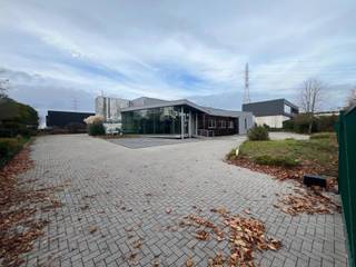 Instapklaar bedrijfsgebouw beschikbaar te Genk.Het multifunctioneel magazijn heeft een oppervlakte van 775m² en een hoogte van ± 6m voorzien van...