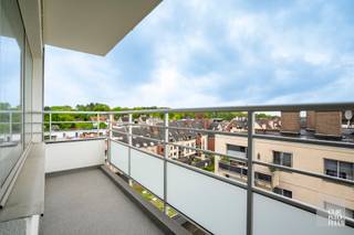 <strong>Indeling</strong><br /><br /><span>De afgesloten garage is zowel via de lift als een gemeenschappelijke poort bereikbaar. </span><br /><br /><span>De ruime inkomhal met vestiaireruimte en gastentoilet biedt toegang tot de leefruimte, overdekt terras, gesloten keuken en berging. Via de aangrenzende nachthal zijn de badkamer en de twee slaapkamers bereikbaar</span><span>.</span><br /><br /><strong>Afwerking</strong><br /><br /><span>De keuken is geïnstalleerd in een geheel van onder- en bovenkasten, spoeltafel, oven, microgolf, vitrokeramische kookplaat en dampkap, koelkast met vriesvak.</span><br /><br />De recent gerenoveerde badkamer is voorzien van een badmeubel, inloopdouche en natuurlijke ventilatie.<br />
<div><span> </span></div>