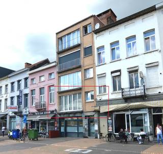 Dit instapklare appartement met zeer gunstige ligging aan het station en op wandelafstand van het centrum van Mechelen.Indeling:Inkomhal met...