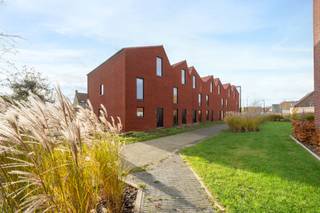 Op zoek naar een nieuwe thuis in Ingelmunster of een boeiende investeringsmogelijkheid? Ontdek dan dit woonproject gelegen op de historische site van Brouwerij Vanhonsebrouck. Geniet van een centrale locatie, met winkels, scholen, restaurants, het gemeentehuis, openbaar vervoer en het station allemaal binnen handbereik. Voor ontspanning in de natuur ben je vlakbij het kanaal Roeselare-Leie en de schilderachtige Mandelvallei, perfect voor verkwikkende wandelingen en fietstochten.
Deze woning is uitgerust met een inkomhal met toilet, een ruime woon- en eetkamer, een open keuken, een praktische gelijkvloerse berging, 3 slaapkamers, een badkamer, een berging en een apart toilet op de bovenverdieping, en een zolderruimte waar een 4de slaapkamer mogelijk is. De woning beschikt tevens over een tuinberging en een carport. De woning kenmerkt zich door veel natuurlijk licht en een slimme indeling van de beschikbare ruimte. Bovendien kies je zelf afwerkingsmaterialen voor de keuken, badkamer, vloeren en binnendeuren, zodat je je huis precies naar eigen smaak kunt inrichten.
Contacteer ons en ontdek alle mogelijkheden. Een kijkje nemen? Je vindt de woning nabij de Bollewerpstraat 35.