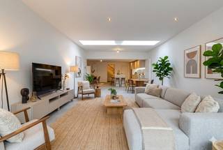 Opportunité unique ! Découvrez cette maison familiale spacieuse et entièrement rénovée en 2025 avec un espace commercial polyvalent, située à deux pas de la vibrante Grand-Place de Furnes. Cette propriété est véritablement prête à emménager au sens large du terme et combine habitation et opportunité professionnelle.<br /><br />Au rez-de-chaussée se trouve l'espace commercial avec entrée séparée. La maison elle-même dispose d'un hall d'entrée spacieux, de toilettes séparées et d'un salon très lumineux avec une magnifique 'cuisine de vie' hyper-équipée dotée d'un plan de travail en marbre. Attenant, vous profitez d'un jardin de ville ensoleillé.<br />Le premier étage comprend deux chambres spacieuses et une grande troisième pièce, idéale comme espace polyvalent ou chambre supplémentaire. Vous y trouverez également la première salle de bain avec douche à l'italienne et lavabo, des toilettes séparées et un débarras.<br />Au deuxième étage se situe la chambre principale (master bedroom), complète avec sa propre salle de bain luxueuse, équipée d'un double lavabo, d'une douche à l'italienne et d'une baignoire.<br /><br />La rénovation complète en 2025 garantit les techniques les plus récentes : un label PEB quasi neutre en énergie, système de ventilation, toit neuf et isolé, entièrement sans amiante, chaudière à condensation très performante avec conduites renouvelées et un contrôle électrique conforme.<br /><br /><u><strong>ATOUTS:</strong></u>
<ul>
	<li>Entièrement et minutieusement rénovée en 2025</li>
	<li>Espace commercial avec entrée séparée au rez-de-chaussée</li>
	<li>PEB quasi neutre en énergie et équipée de techniques modernes</li>
	<li>4 chambres spacieuses (dont 1 polyvalente) et 2 salles de bain</li>
	<li>Magnifique cuisine de vie avec plan de travail en marbre et jardin de ville ensoleillé</li>
</ul>
<strong>Attention : les photos avec un astérisque en bas à droite ont été générées par IA pour donner une meilleure idée de l’aménagement possible.</strong>