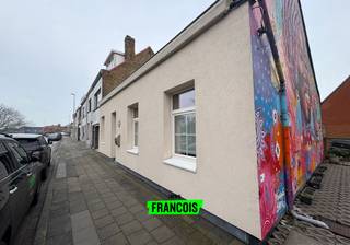 Deze knusse en praktisch ingedeelde gezinswoning is gelegen in Oud Stene te Oostende, op een gunstige en goed bereikbare locatie. De woning...