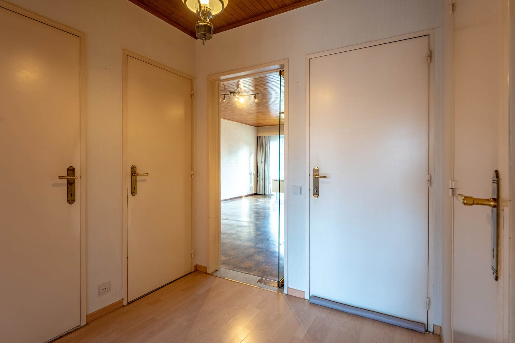 Gelijkvloers appartement met 2 slaapkamers, tuin/terras en garagebox! - foto 2